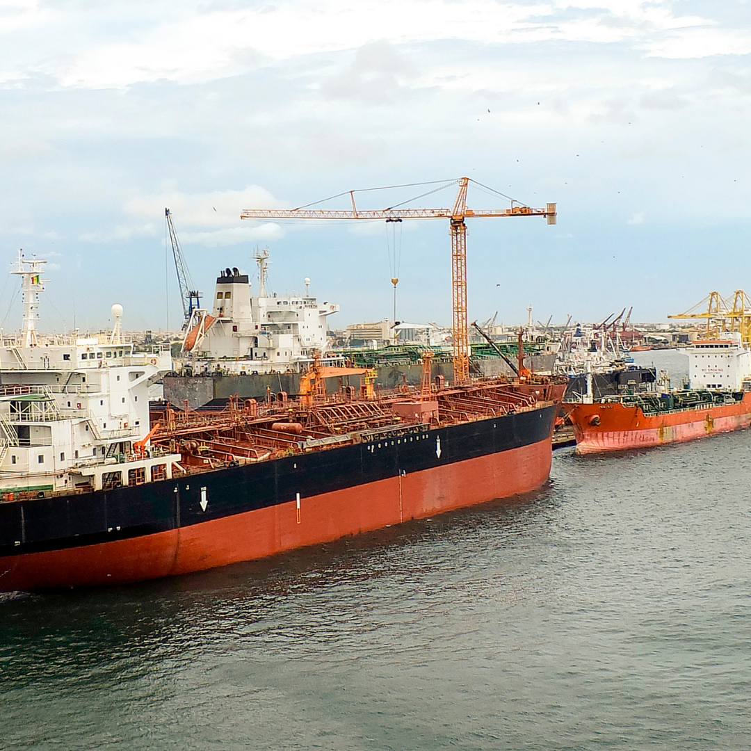 Tanker deck with cargo vapour handling and vent masts