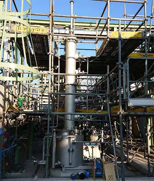 Installation of a wet gas scrubber column